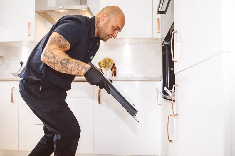 Taylor removing an oven door for cleaning